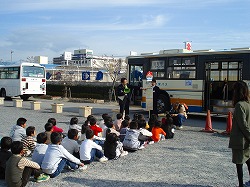 バス乗り教室写真：開成小02