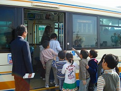 バス乗り教室写真：開成小04