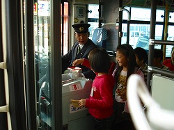バス乗り教室写真：開成小08